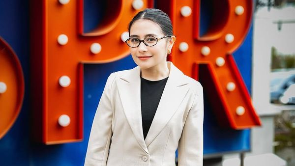 Prilly Latuconsina Kini Jadi Dosen, Ini 7 Potretnya Saat Mengajar