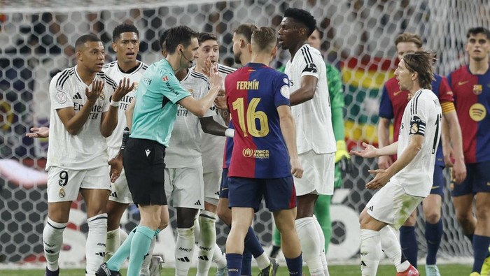 Real Madrid vs Barcelona, Real Madrid Soccer Football - Copa del Rey - Final - FC Barcelona v Real Madrid - Estadio de La Cartuja, Seville, Spain - April 26, 2025 Referee Ricardo de Burgos Bengoetxea talks to players during the match REUTERS/Marcelo Del Pozo