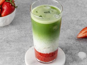 Resep Strawberry Matcha Latte ala Kafe yang Asam Manis Segar Resep Strawberry Matcha Latte ala Kafe yang Asam Manis Segar