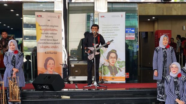 Musikus senior dangdut Rhoma Irama tampil membawakan sejumlah lagu di gedung KPK, Selasa (29/4/2025). Rhoma Irama mendoakan para pejabat yang akan korupsi takut menggunakan rompi oranye milik KPK.