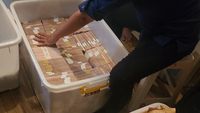 Tumpukan Boks Kontainer Penuh Gepokan Duit di Rumah Makelar Zarof