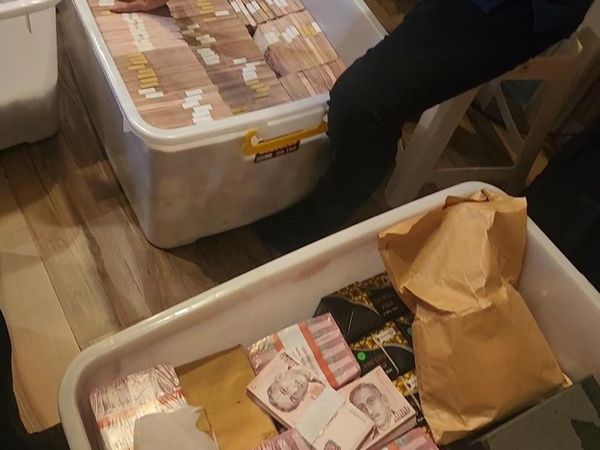 Tumpukan Boks Kontainer Penuh Gepokan Duit di Rumah Makelar Zarof