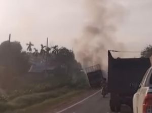 Satu Unit Truk Terbakar di Jalintim Sumatera, Tak Ada Korban Jiwa Satu Unit Truk Terbakar di Jalintim Sumatera, Tak Ada Korban Jiwa