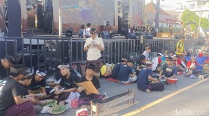 Meriah Parade Ngebek Sate Massal di Festival Semarapura, Warga Gratis Mencicipi