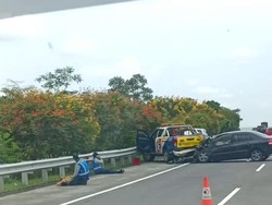 Toyota Vios Tabrak Pikap Jasa Marga di Tol Singosari