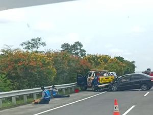 Toyota Vios Tabrak Pikap Jasa Marga di Tol Singosari Toyota Vios Tabrak Pikap Jasa Marga di Tol Singosari
