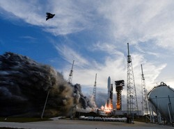 Orang Terkaya Dunia Sukses Luncurkan Satelit Internet Pesaing Starlink