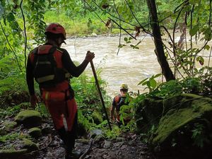 Hari ke-6, 2 Penumpang Minibus Terjun ke Sungai Lae Kombih Belum Ditemukan Hari ke-6, 2 Penumpang Minibus Terjun ke Sungai Lae Kombih Belum Ditemukan