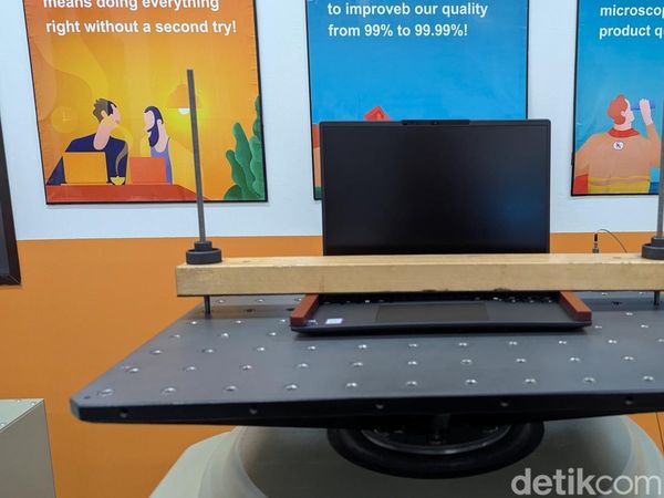 Melihat Laptop Tahan Banting Lenovo Disiksa di Batam