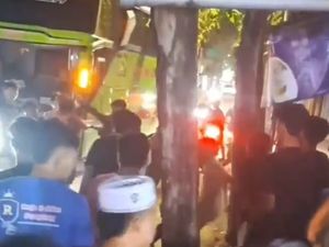 Viral Sejumlah Pemuda Terlibat Adu Jotos di Jalan Raya Sampang Viral Sejumlah Pemuda Terlibat Adu Jotos di Jalan Raya Sampang