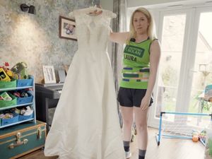 Wanita Ini Lari Maraton Pakai Gaun Pengantin, Kenang Suaminya yang Meninggal