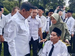 Abdul Hayyi Rela Pinjam Kursi Roda demi Terima SK PPPK Langsung Abdul Hayyi Rela Pinjam Kursi Roda demi Terima SK PPPK Langsung