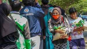 Aksi Sosial Mahasiswa UNTAG, Tebus Murah Sembako untuk Warga