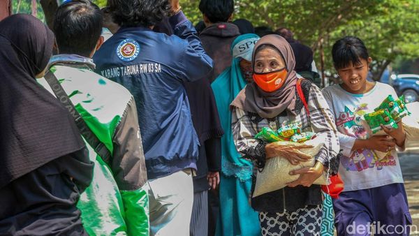 Aksi Sosial Mahasiswa UNTAG, Tebus Murah Sembako untuk Warga