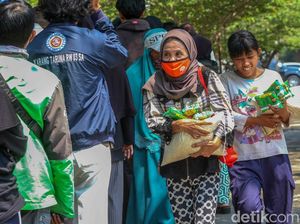 Aksi Sosial Mahasiswa UNTAG, Tebus Murah Sembako untuk Warga