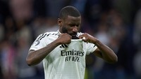Bek tengah Ruediger dihukum larangan bermain enam laga setelah coba menimpuk wasit di final Copa Del Rey musim lalu (Getty Images/Diego Souto)