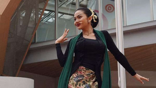 Lenggak-lenggok Ariel Tatum Nari Jaipong di Jepang