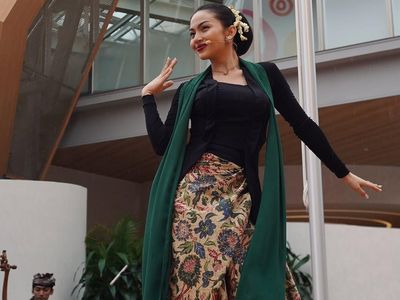 Lenggak-lenggok Ariel Tatum Nari Jaipong di Jepang