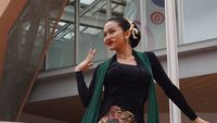 7 Foto Ariel Tatum Jaipongan di Jepang, Cantik nan Ayu Berbalut Kebaya