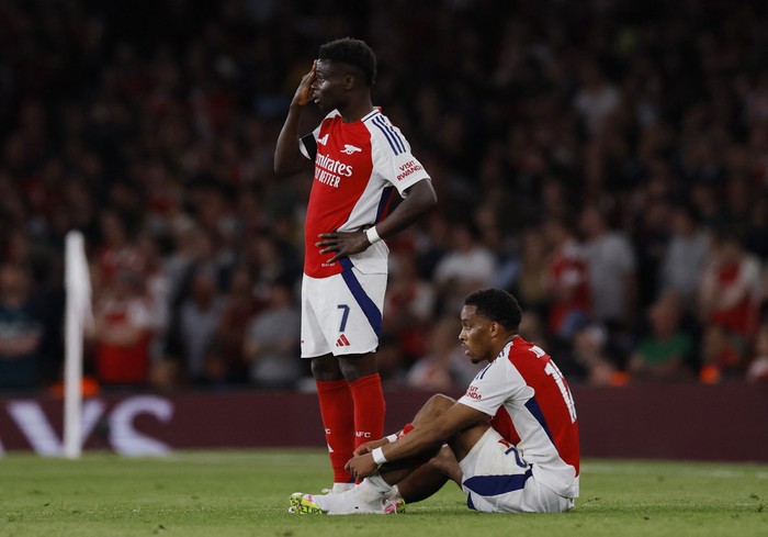 Soccer Football - Champions League - Semi Final - First Leg - Arsenal v Paris Saint Germain - Emirates Stadium, London, Britain - April 29, 2025 Arsenals Bukayo Saka and Jurrien Timber Action Images via Reuters/Andrew Couldridge