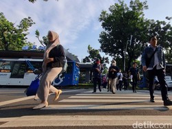 Halte Tj Balkot Dipadati ASN Jakarta di Hari Pertama Wajib Transportasi Umum