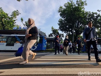 Ketika ASN Dipaksa Naik Transportasi Umum Ketika ASN Dipaksa Naik Transportasi Umum
