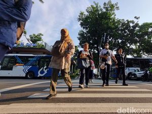 Kesan ASN Jakarta Ngantor Naik TransJ Pertama Kalinya