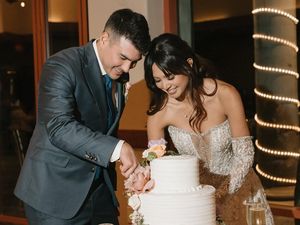 Aurelie Moeremans Potong Kue Pengantin dan Cicip Donat Jumbo Aurelie Moeremans Potong Kue Pengantin dan Cicip Donat Jumbo