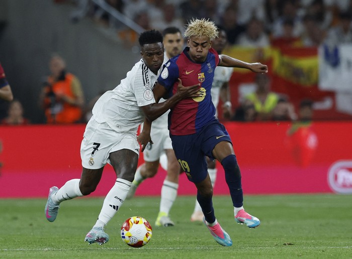 Barcelona vs Real Madrid Soccer Football - Copa del Rey - Final - FC Barcelona v Real Madrid - Estadio de La Cartuja, Seville, Spain - April 26, 2025 Real Madrids Vinicius Junior in action with FC Barcelonas Lamine Yamal REUTERS/Marcelo Del Pozo
