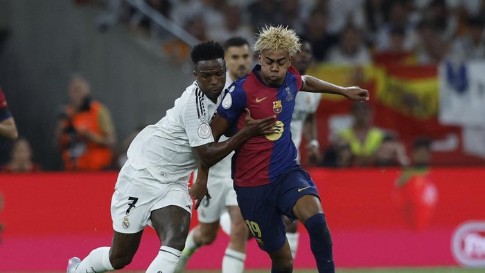 Barcelona vs Real Madrid Soccer Football - Copa del Rey - Final - FC Barcelona v Real Madrid - Estadio de La Cartuja, Seville, Spain - April 26, 2025 Real Madrids Vinicius Junior in action with FC Barcelonas Lamine Yamal REUTERS/Marcelo Del Pozo