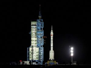 Video: Astronaut Shenzhou-19 China Batal Balik ke Bumi Imbas Cuaca Buruk Video: Astronaut Shenzhou-19 China Batal Balik ke Bumi Imbas Cuaca Buruk