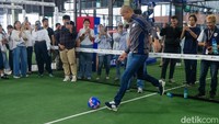 Coach Nova Arianto, Sofie Imam Faizal, dan Mierza Firjatullah menjalani tantangan akurasi menendang bola ke lubang dalam acara peluncuran Mizone Cocoboost di Jakarta, Rabu (30/4/2025). Ada 3 target sasaran di gawang.