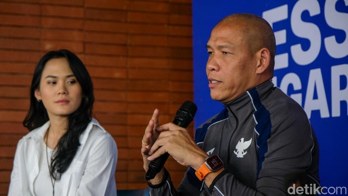 Coach Nova Arianto-Mierza Firjatullah Unjuk Skill Akurasi Shooting Pelatih Timnas U-17 Nova Arianto, pelatih fisik Sofie Imam Faizal, dan striker Timnas U-17 Mierza Firjatullah unjuk skill akurasi menendang bola. Siapa yang menang?