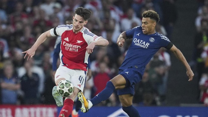 Arsenals Declan Rice vies for the ball with PSGs Desire Doue, right, during the Champions League semifinal first leg soccer match between Arsenal and Paris Saint-Germain at Arsenal Stadium in London, England, Tuesday, April 29, 2025. (AP Photo/Kin Cheung)