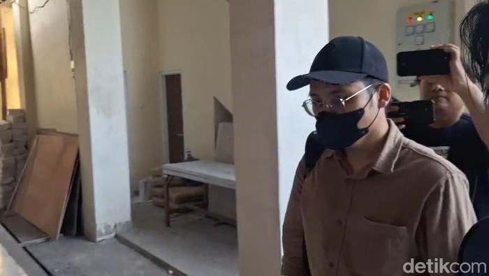 Dokter YA (bertopi dan bermasker) di saat menyanggupi panggilan investigasi di Polresta Malang Kota. Dokter YA (bertopi dan bermasker) di saat menyanggupi panggilan investigasi di Polresta Malang Kota.
