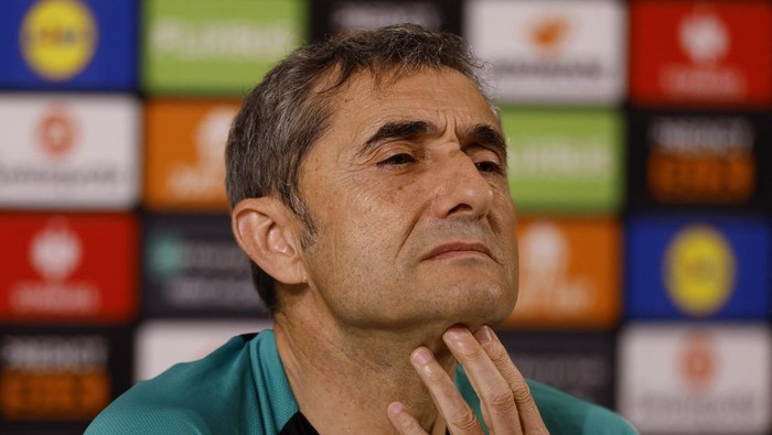 Soccer Football - Europa League - Athletic Bilbao Press Conference - San Mames, Bilbao, Spain - April 30, 2025 Athletic Bilbao coach Ernesto Valverde during the press conference REUTERS/Vincent West