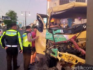 Momen Evakuasi Sopir Truk Terjepit usai Tabrak Tiang Lampu di Klaten Momen Evakuasi Sopir Truk Terjepit usai Tabrak Tiang Lampu di Klaten
