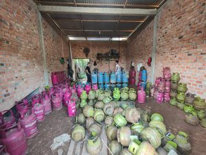 Polda Jambi Gerebek Gudang Penyulingan BBM Subsidi di Batanghari