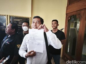 Relawan Alap-alap Jokowi Adukan Roy Suryo hingga Dokter Tifa ke Polresta Solo Relawan Alap-alap Jokowi Adukan Roy Suryo hingga Dokter Tifa ke Polresta Solo