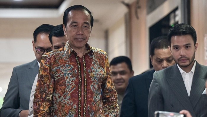 Presiden ketujuh Joko Widodo (tengah) berjalan keluar dari Gedung Direktorat Reserse Kriminal Umum Polda Metro Jaya, Jakarta, Rabu (30/4/2025). Jokowi datang ke Polda Metro Jaya untuk melaporkan ijazah palsu yang ditudingkan kepada dirinya. ANTARA FOTO/Fauzan/nz