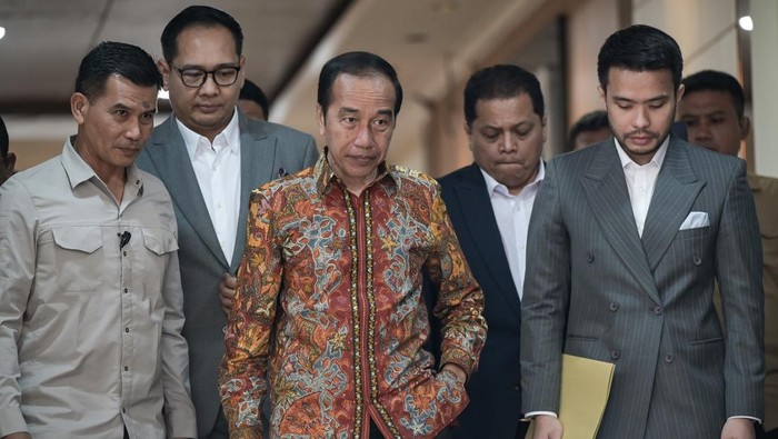 Jokowi Tempuh Jalur Hukum Terkait Isu Ijazah Palsu Presiden ketujuh Joko Widodo (tengah) berlangsung keluar dari Gedung Direktorat Reserse Kriminal Umum Polda Metro Jaya, Jakarta, Rabu (30/4/2025). Jokowi tiba ke Polda Metro Jaya untuk melaporkan ijazah imitasi yang ditudingkan terhadap dirinya. ANTARA FOTO/Fauzan/nz respons roy suryo