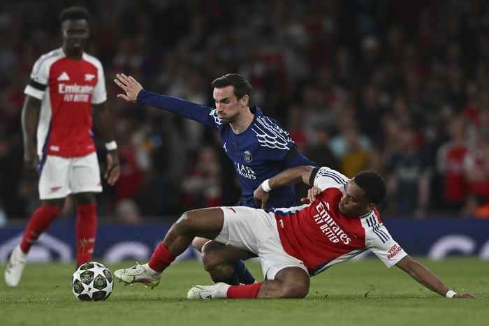 Jurrien Timber, Fabian Ruiz, Arsenal, PSG, Paris Saint-Germain, London, United Kingdom - April 29: FabiΓ‘n Ruiz of Paris Saint-Germain and Jurrien Timber of Arsenal FC battle for the ball during the UEFA Champions League 2024/25 Semi Final First Leg match between Arsenal FC and Paris Saint-Germain at Emirates Stadium on April 29, 2025 in London, England. (Photo by Vince Mignott/DeFodi Images/DeFodi via Getty Images)