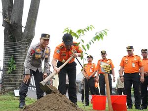 Semangat Jaga Alam, Kepala Basarnas Ikut Tanam Pohon di Polda Riau Semangat Jaga Alam, Kepala Basarnas Ikut Tanam Pohon di Polda Riau