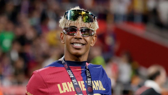 SEVILLA, SPAIN - APRIL 26: Lamine Yamal of FC Barcelona celebrates the victory  during the Spanish Copa del Rey  match between Real Madrid v FC Barcelona at the Estadio de la Cartuja on April 26, 2025 in Sevilla Spain (Photo by Eric Verhoeven/Soccrates/Getty Images)