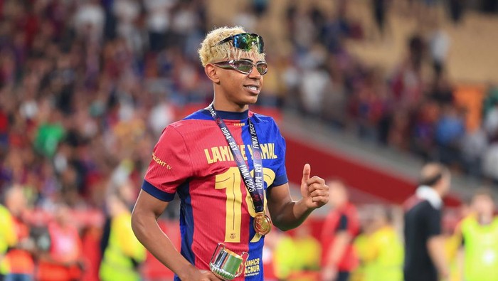 SEVILLE, SPAIN - APRIL 26: Lamine Yamal of FC Barcelona celebrates after winning the Copa del Rey Final match between FC Barcelona and Real Madrid at Estadio de La Cartuja on April 26, 2025 in Seville, Spain. (Photo by Fran Santiago/Getty Images)