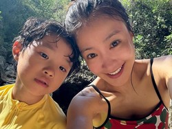 Lee Si Young Minta Maaf Dituduh Tak Sopan Saat Liburan di AS Bareng Anaknya