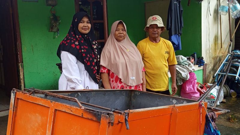 Legiman dan istri (tengah) Legiman dan istri (tengah)