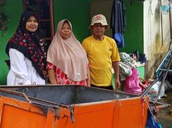 Nabung Rp 1.000 Tiap Hari Sejak 1986, Tukang Sampah Naik Haji Tahun Ini