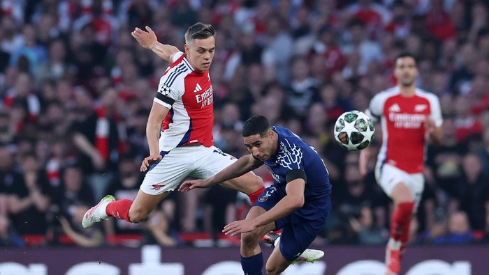 Liga Champions LONDON, ENGLAND - APRIL 29: Achraf Hakimi of Paris Saint-Germain is challenged by Leandro Trossard of Arsenal during the UEFA Champions League 2024/25 Semi Final First Leg match between Arsenal FC and Paris Saint-Germain at Emirates Stadium on April 29, 2025 in London, England. (Photo by Michael Steele/Getty Images)