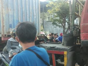 Truk Kontainer Ugal-ugalan di Gresik Usai Tabrak Gerobak Susu Kedelai